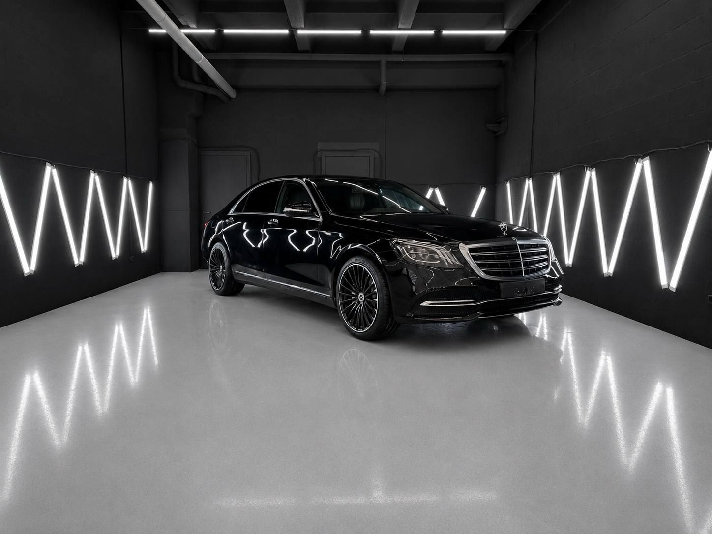 Чёрный Mercedes-Benz S-класс с зеркальным блеском лака в боксе студии